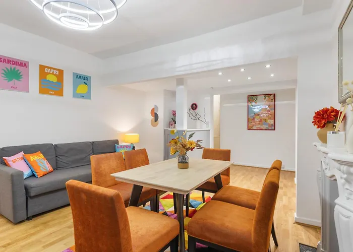 Hyde Park Arty Apartment